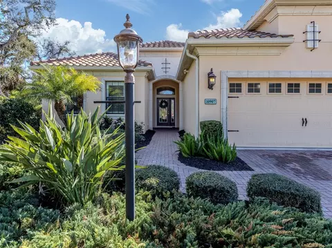 10907 Trophy Dr, Englewood, FL 34223