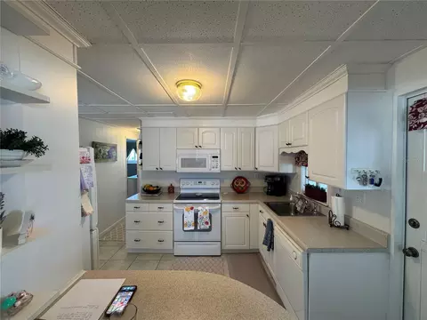 611 Iris Dr, Venice, FL 34293 photo 2