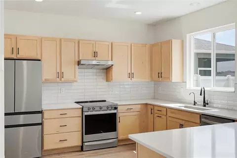 Kitchen - 9395 Sandy Bluffs Cir, Parrish, FL 34219 photo 2 of 9