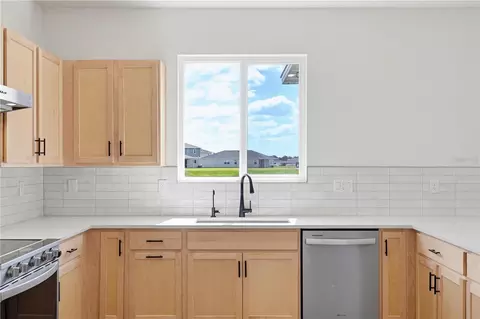 Kitchen - 9395 Sandy Bluffs Cir, Parrish, FL 34219 photo 6 of 9