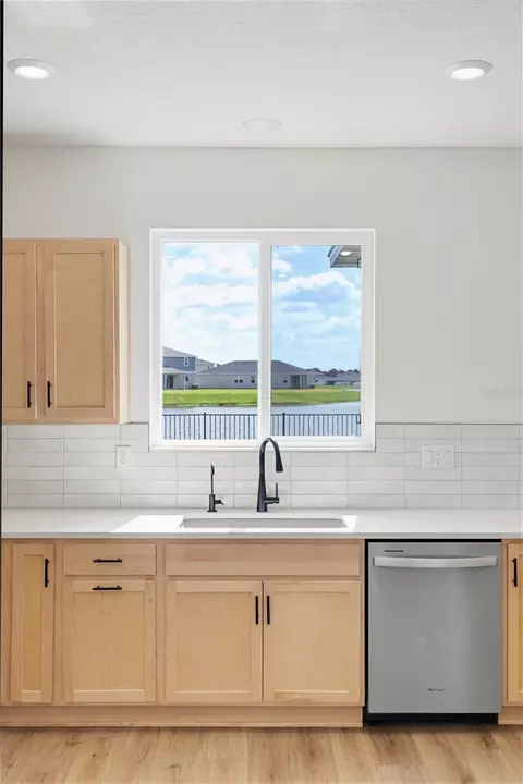 Kitchen - 9395 Sandy Bluffs Cir, Parrish, FL 34219 photo 7 of 9