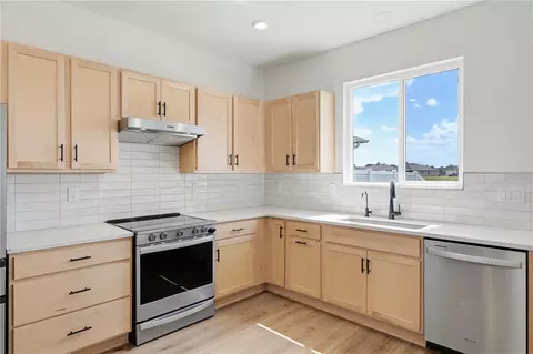 Kitchen - 9395 Sandy Bluffs Cir, Parrish, FL 34219 photo 3 of 9