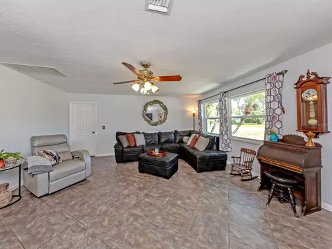 Living - 2972 Argyle Rd, Venice, FL 34293 photo 2 of 3