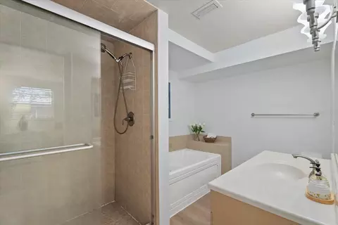 Bath - 5868 Denison Dr, Venice, FL 34293 photo 2 of 4