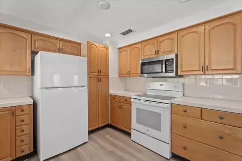 Kitchen - 5868 Denison Dr, Venice, FL 34293 photo 4 of 8