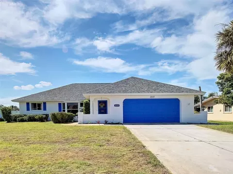 1537 Crest Dr, Englewood, FL 34223