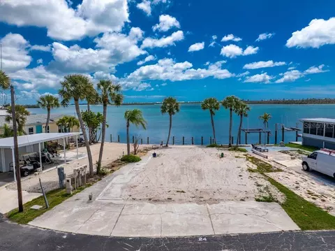 7500 Park Pointe Dr #24, Englewood, FL 34224