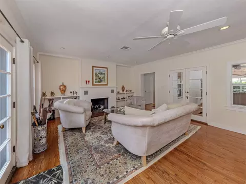 Living - 628 Granada Ave, Venice, FL 34285 photo 1 of 4