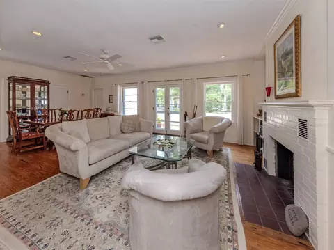 Living - 628 Granada Ave, Venice, FL 34285 photo 3 of 4