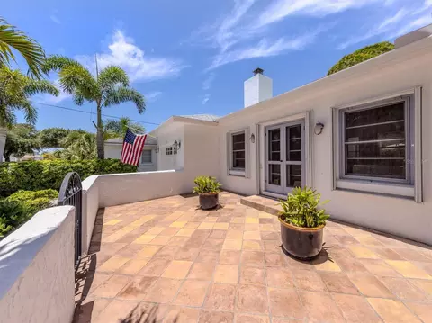 Exterior - 628 Granada Ave, Venice, FL 34285 photo 5 of 15