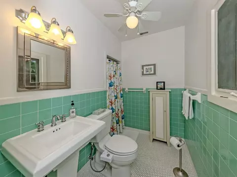 Bath - 628 Granada Ave, Venice, FL 34285 photo 3 of 3
