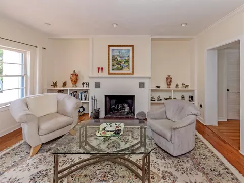 Living - 628 Granada Ave, Venice, FL 34285 photo 2 of 4