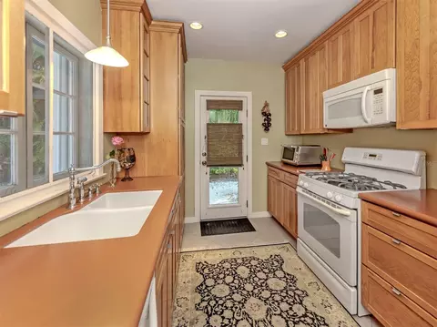 Kitchen - 628 Granada Ave, Venice, FL 34285 photo 2 of 5