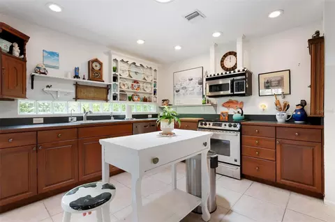 Kitchen - 417 Baycrest Dr, Venice, FL 34285 photo 3 of 4