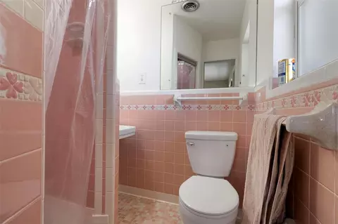 Bath - 417 Baycrest Dr, Venice, FL 34285 photo 2 of 3