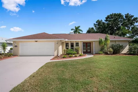 Exterior - 1011 Pine Forest Ct, Venice, FL 34293 photo 3 of 10