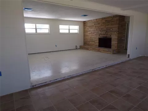 Living - 1124 Sunset Dr, Venice, FL 34285 photo 3 of 6