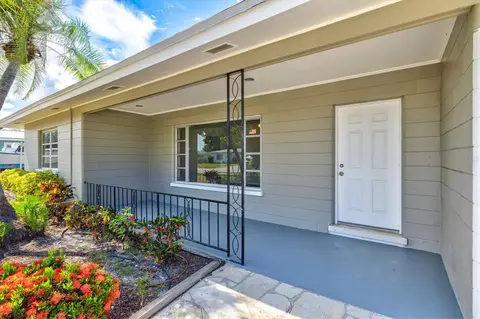 Exterior - 106 Aurora St E, Venice, FL 34285 photo 3 of 13