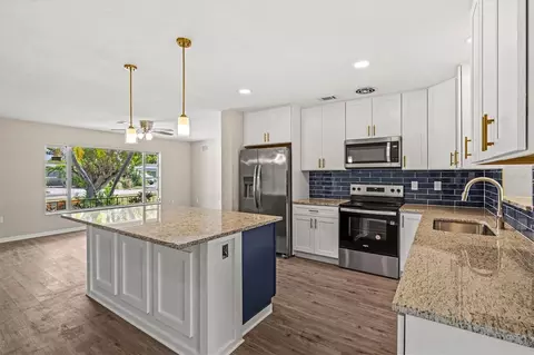 Kitchen - 106 Aurora St E, Venice, FL 34285 photo 4 of 7