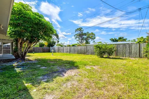 Exterior - 106 Aurora St E, Venice, FL 34285 photo 9 of 13