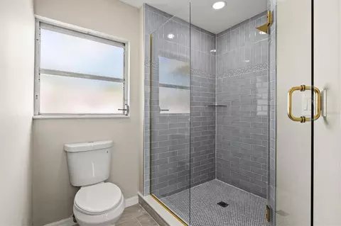 Bath - 106 Aurora St E, Venice, FL 34285 photo 2 of 5