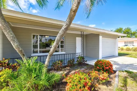 Exterior - 106 Aurora St E, Venice, FL 34285 photo 2 of 13