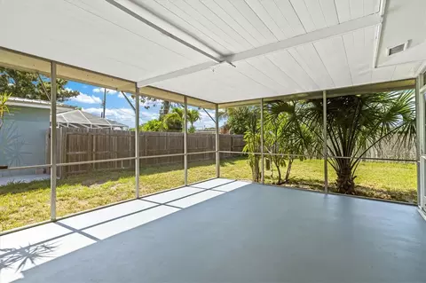 Exterior - 106 Aurora St E, Venice, FL 34285 photo 7 of 13