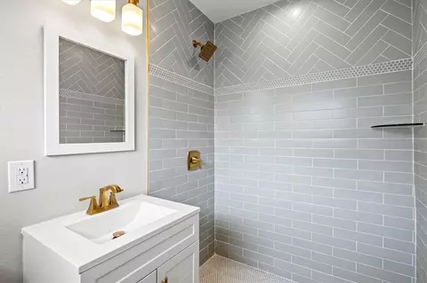 Bath - 106 Aurora St E, Venice, FL 34285 photo 4 of 5