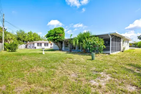Exterior - 106 Aurora St E, Venice, FL 34285 photo 12 of 13