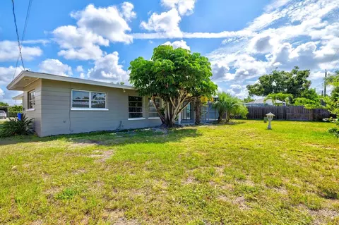 Exterior - 106 Aurora St E, Venice, FL 34285 photo 10 of 13