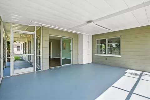 Exterior - 106 Aurora St E, Venice, FL 34285 photo 5 of 13