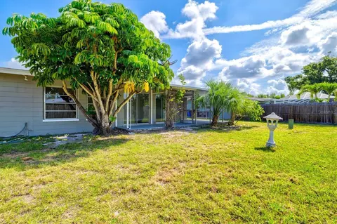 Exterior - 106 Aurora St E, Venice, FL 34285 photo 11 of 13