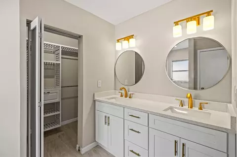 Bath - 106 Aurora St E, Venice, FL 34285 photo 1 of 5