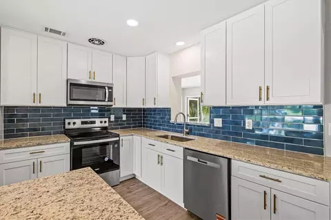 Kitchen - 106 Aurora St E, Venice, FL 34285 photo 5 of 7