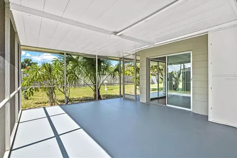 Exterior - 106 Aurora St E, Venice, FL 34285 photo 4 of 13