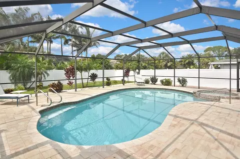 Exterior - 429 Darling Dr, Venice, FL 34285 photo 2 of 28