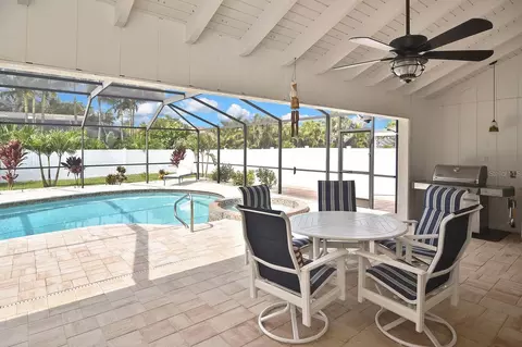 Exterior - 429 Darling Dr, Venice, FL 34285 photo 3 of 28