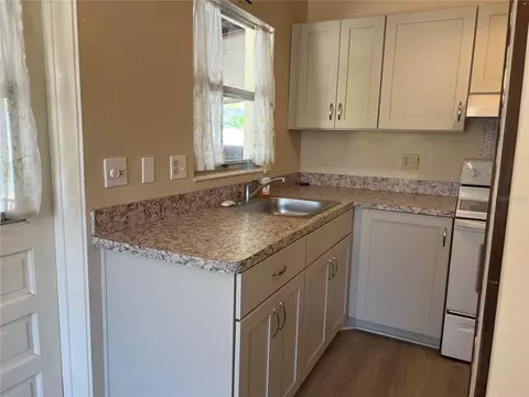 321 Alba St E, Venice, FL 34285 photo 6