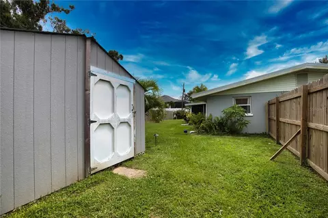 Exterior - 459 E Baffin Dr, Venice, FL 34293 photo 16 of 17