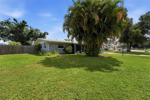 Exterior - 459 E Baffin Dr, Venice, FL 34293 photo 4 of 17