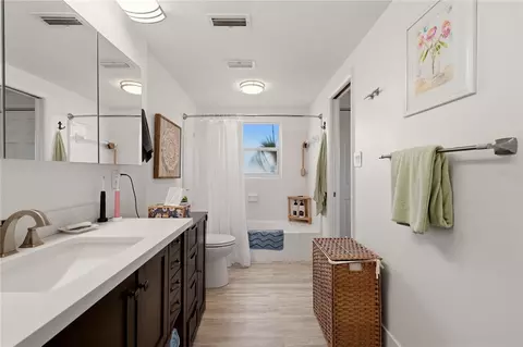 Bath - 459 E Baffin Dr, Venice, FL 34293 photo 1 of 4