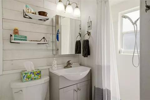 Bath - 459 E Baffin Dr, Venice, FL 34293 photo 4 of 4