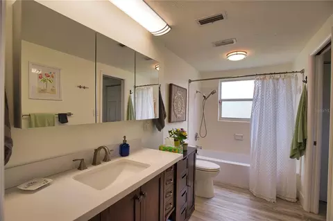 Bath - 459 E Baffin Dr, Venice, FL 34293 photo 2 of 4