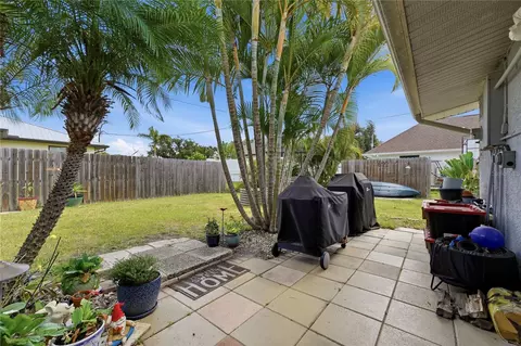 Exterior - 459 E Baffin Dr, Venice, FL 34293 photo 10 of 17