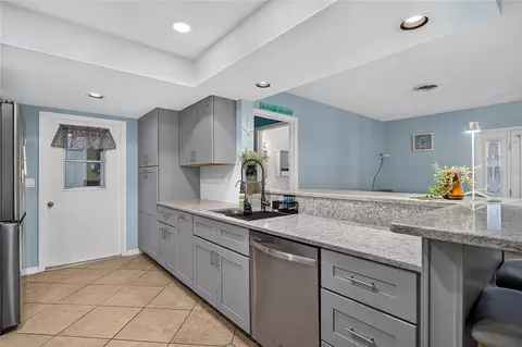 Kitchen - 895 E Baffin Dr, Venice, FL 34293 photo 5 of 8