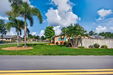 Exterior - 895 E Baffin Dr, Venice, FL 34293 photo 16 of 18