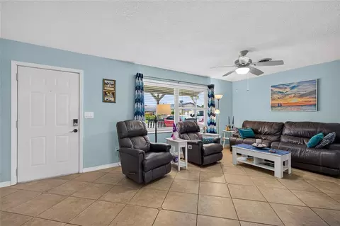 Living - 895 E Baffin Dr, Venice, FL 34293 photo 2 of 4