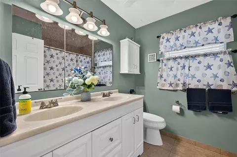 Bath - 895 E Baffin Dr, Venice, FL 34293 photo 3 of 4