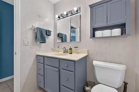 Bath - 895 E Baffin Dr, Venice, FL 34293 photo 2 of 4