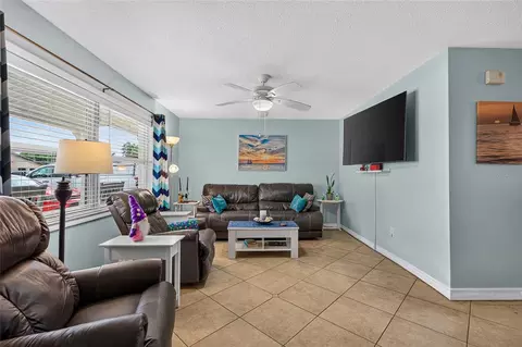 Living - 895 E Baffin Dr, Venice, FL 34293 photo 3 of 4